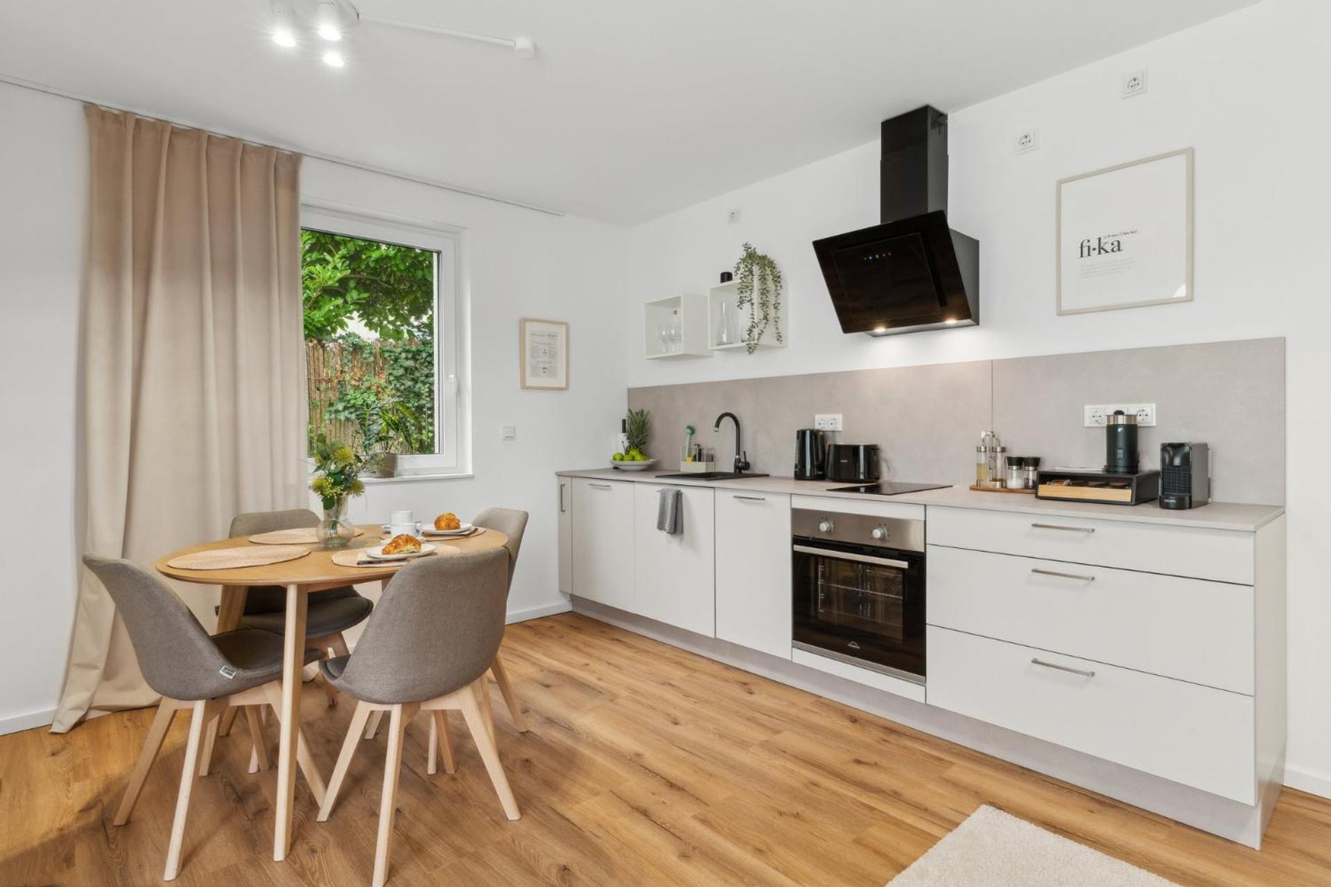 Deluxe In Mit Parkplatz Und Balkon